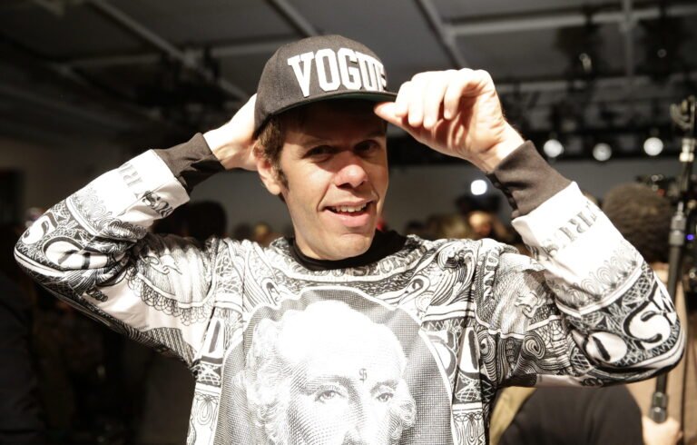 Familia de Perez Hilton confirma que recibe tratamiento médico tras incidente 