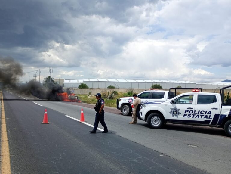 Incendio consume camioneta por presunto cortocircuito en la carretera Sahagún-Pachuca