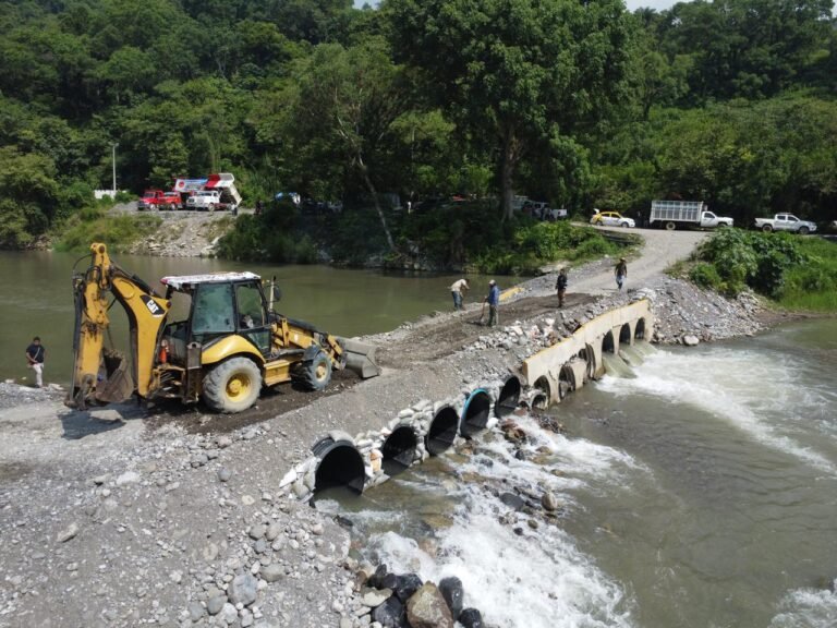 Menchaca Salazar lleva Rutas de la Reconstrucción a Huehuetla     