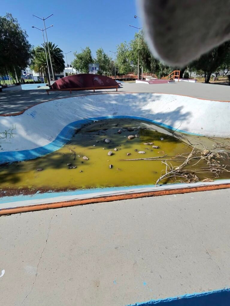 Lamentable condición del área para patinar, en el deportivo de Piracantos