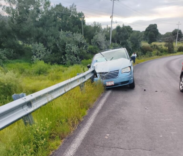 Imprudente automovilista se incrusta contra una barra de contención