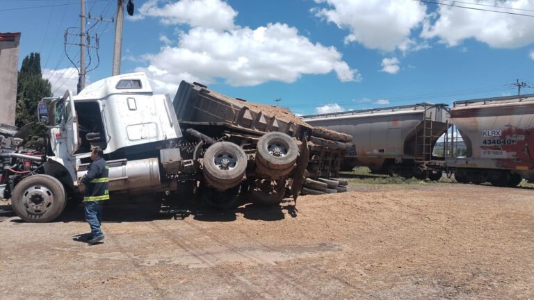 Imprudente trailero le intenta ganar el paso al ferrocarril, sale lesionado