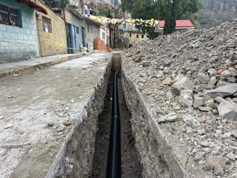 En operación línea de alcantarillado sanitario en el barrio de San Juan Pachuca.  