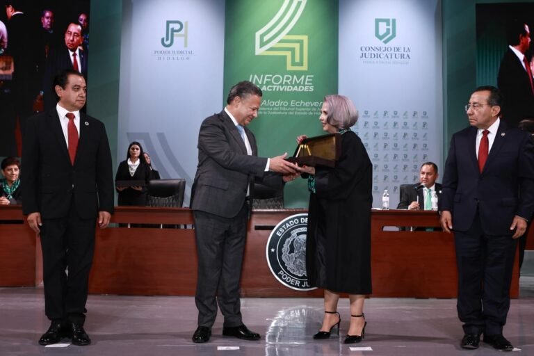 Julio Menchaca asiste al informe del Poder Judicial de Hidalgo