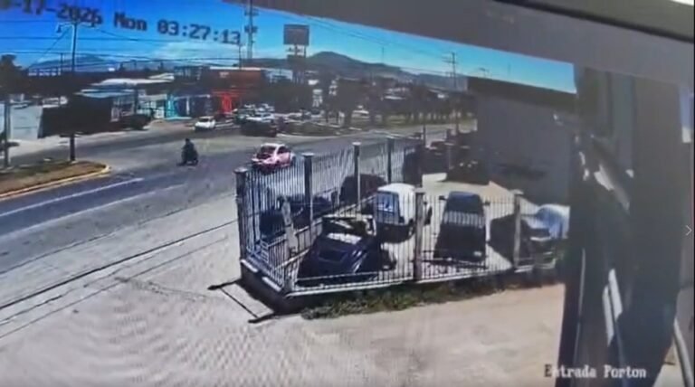 Conductora de Beetle rosa pierde control y choca en la Bajada de San José