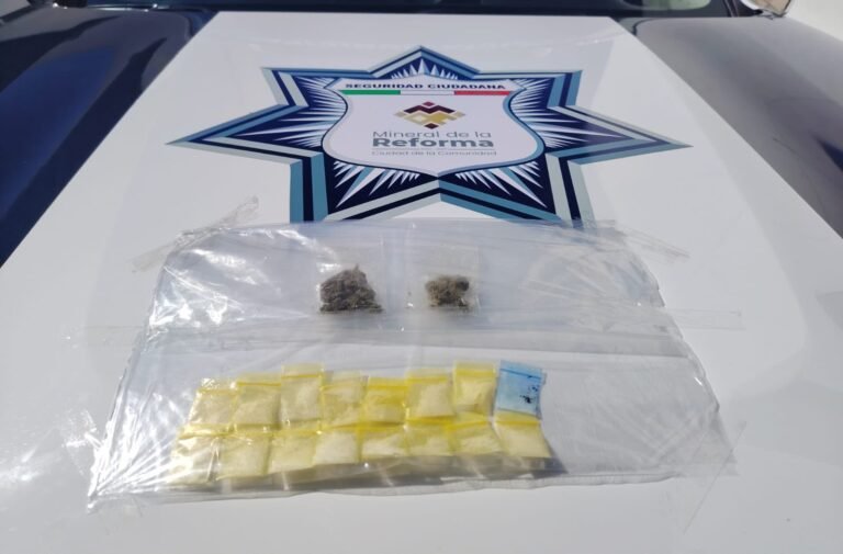 Detienen en Mineral de la Reforma a sujeto a bordo de motoneta con cristal y marihuana