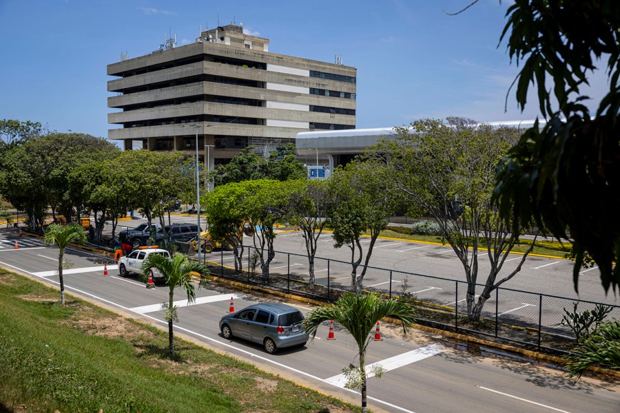 Principal aeropuerto venezolano retomará operaciones en septiembre en terminal temporal