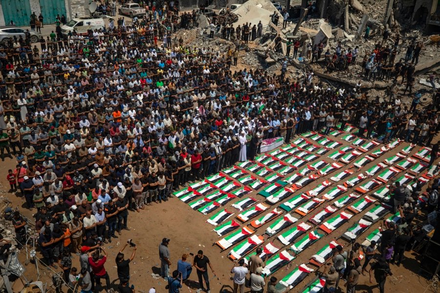 Gaza entierra a 112 parientes, el mayor funeral de una misma familia en la Franja