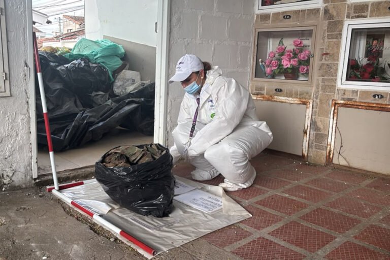 El terremoto deja expuestos en cementerios restos que pueden ser del conflicto colombiano