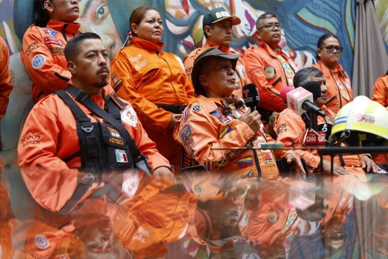 «Topos Azteca» desafían la burocracia para salvar vidas 