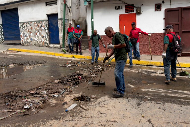 Seis desaparecidos por lluvias en Venezuela