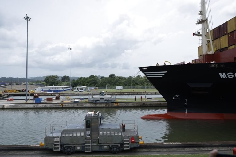 El Canal de Panamá aplica nueva reducción del calado para enfrentar la sequía por El Niño