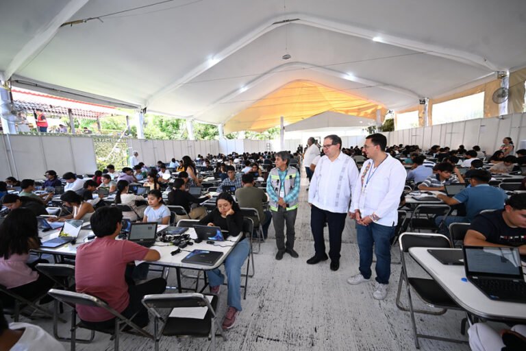 Rector de la UNAM supervisa examen presencial en Oaxaca
