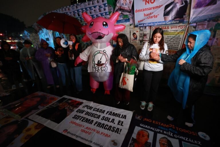 Familias marchan bajo la lluvia para exigir búsqueda de personas desaparecidas en México