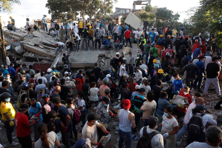 Al menos 132 muertos y 570 heridos en Colombia tras fuerte terremoto de 7.4 grados