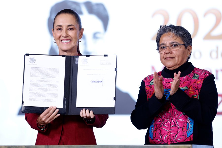 Sheinbaum firma decreto para que información del Gobierno de México sea más transparente