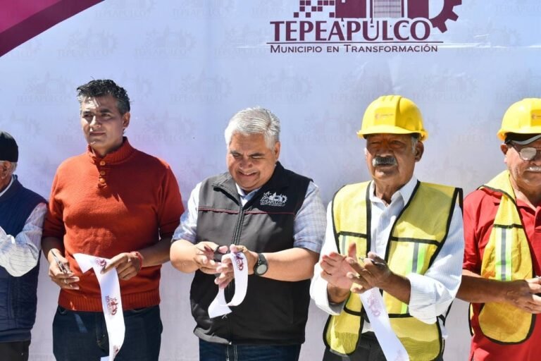 Alcalde de Tepeapulco, entrega obra carretera en la comunidad de Irolo