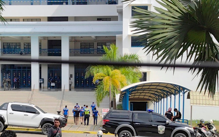 Un adolescente mata a tiros a otro en un instituto filipino y lo retransmite en Facebook