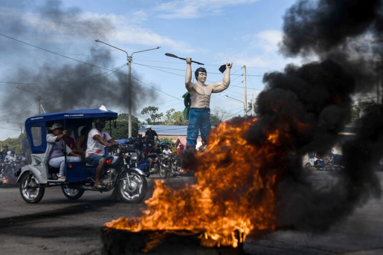Protestas contra alza de combustibles en ciudades peruanas