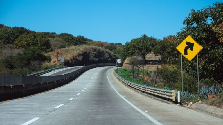 Reabren la circulación en 26 tramos carreteros de Michoacán tras retiro de bloqueos