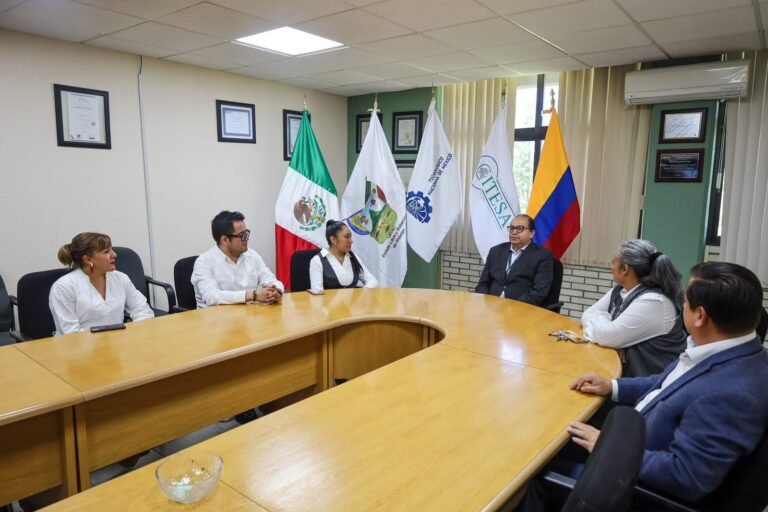 Alcaldesa de Emiliano Zapata, dona pizarrones a Itesa