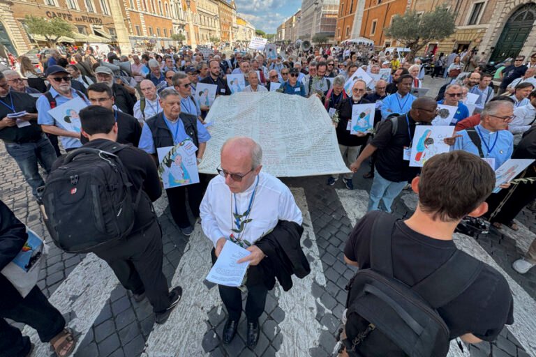 Sacerdotes del mundo marchan en El Vaticano contra el genocidio en Gaza