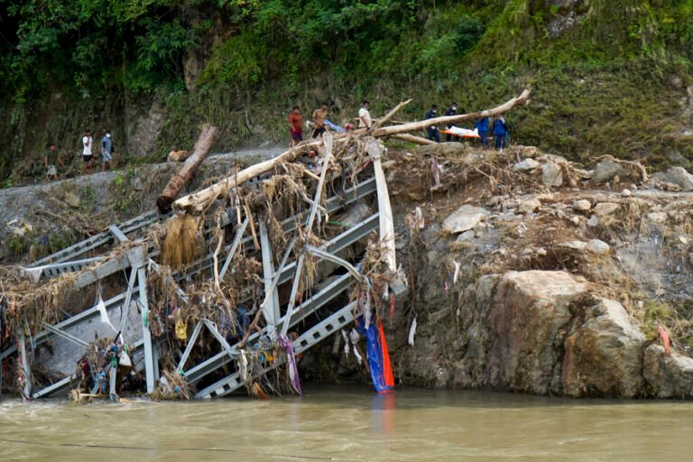 Nepal y China cifran en al menos mil los muertos en la riada