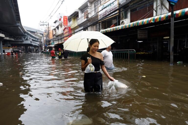 Suben a 19 los muertos en las inundaciones de Tailandia
