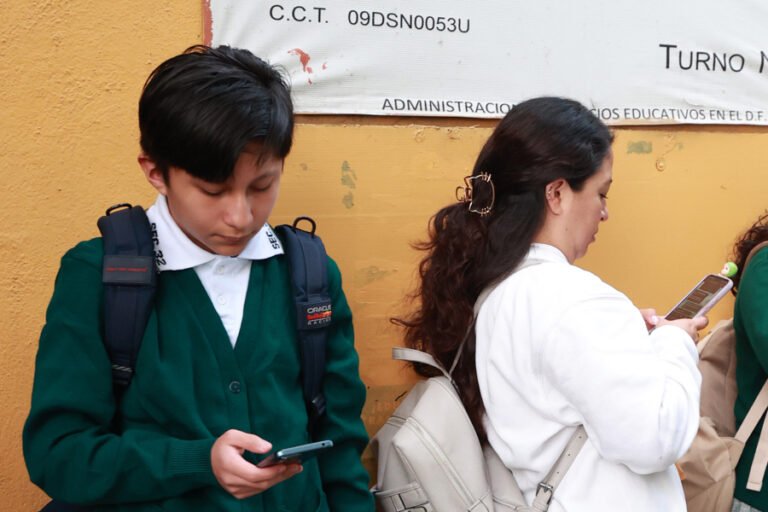 Iglesia católica mexicana pide regular uso de celulares en escuelas 