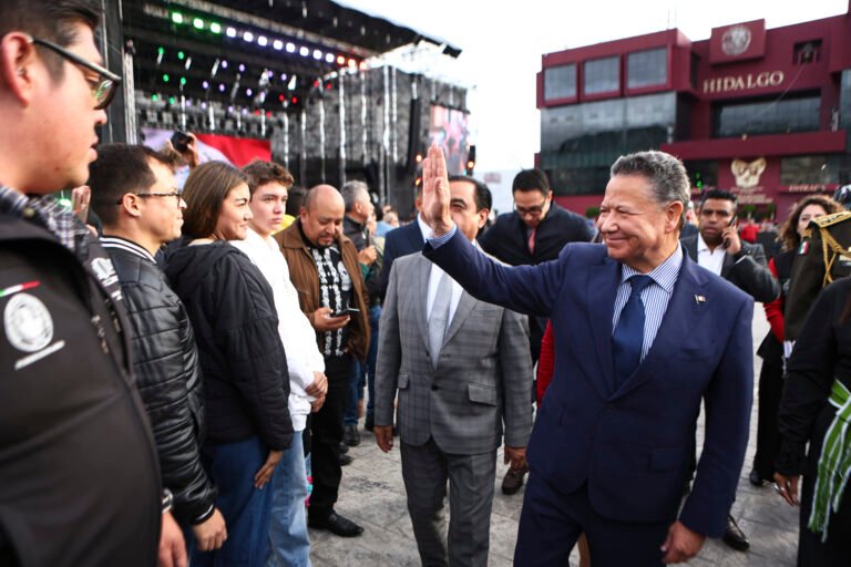 Julio Menchaca encabeza arriamiento de la bandera nacional