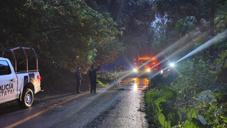 Liberan la carretera México-Tampico en Tlanchinol tras deslaves