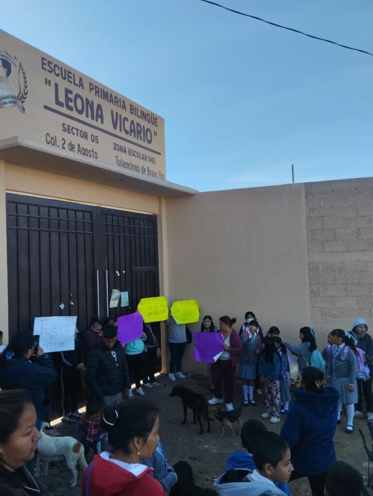 Padres de familia cierran escuela y exigen cambio de comité  