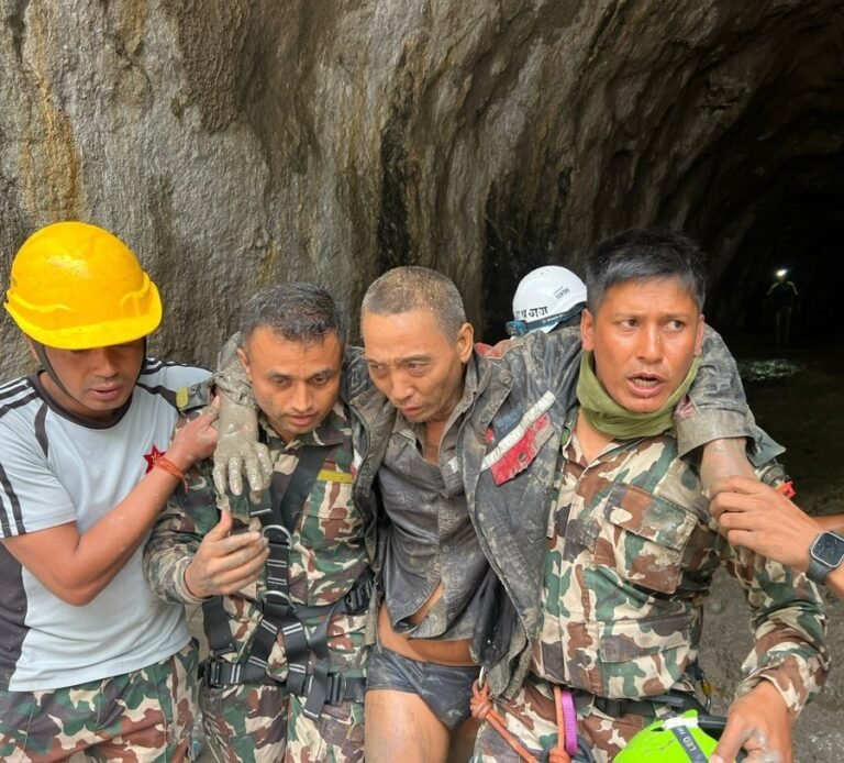 Nepal y China sitúan en mil 372 los muertos doce días después