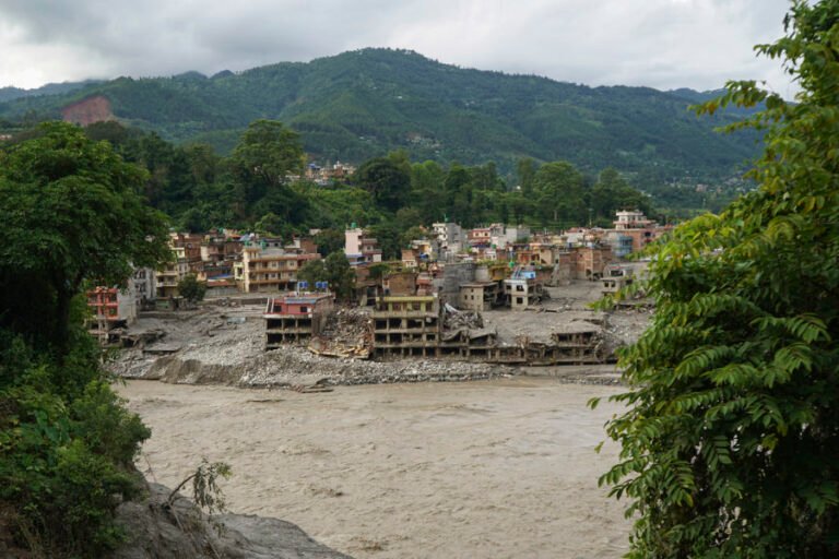 Los desaparecidos en Nepal superan los 5 mil, tras la riada