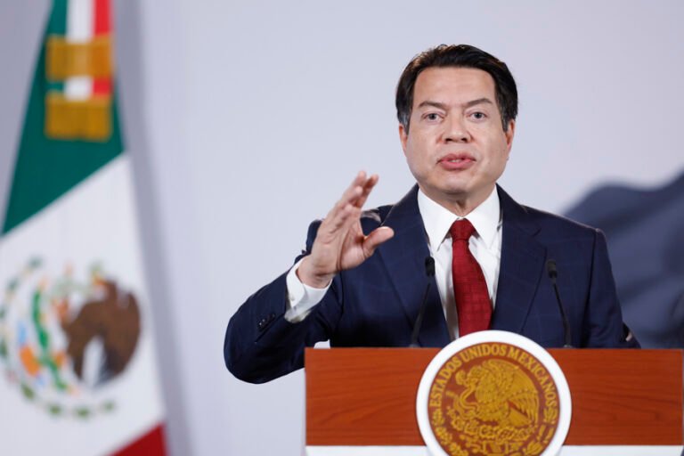 Aprueban restringir celulares y pantallas en educación básica