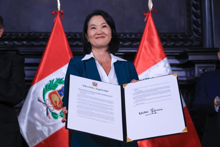 Keiko Fujimori sube el salario mínimo mensual en Perú