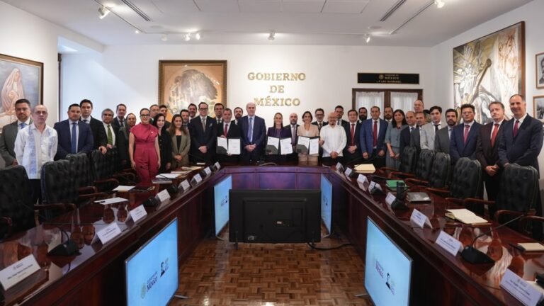 Gobierno y gasolineros renuevan pacto para contener precios