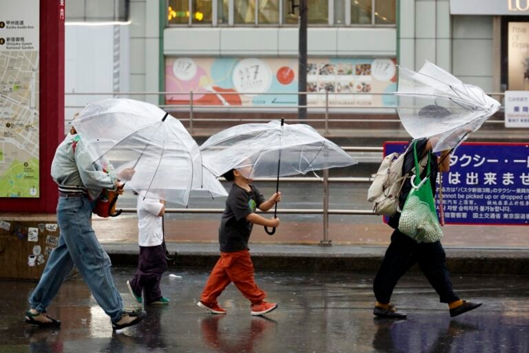 1.9 millones de personas bajo orden de evacuación en Japón por tifón Dujuan