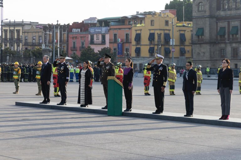 Sheinbaum rinde homenaje a víctimas de los sismos de 1985 y 2017 en México
