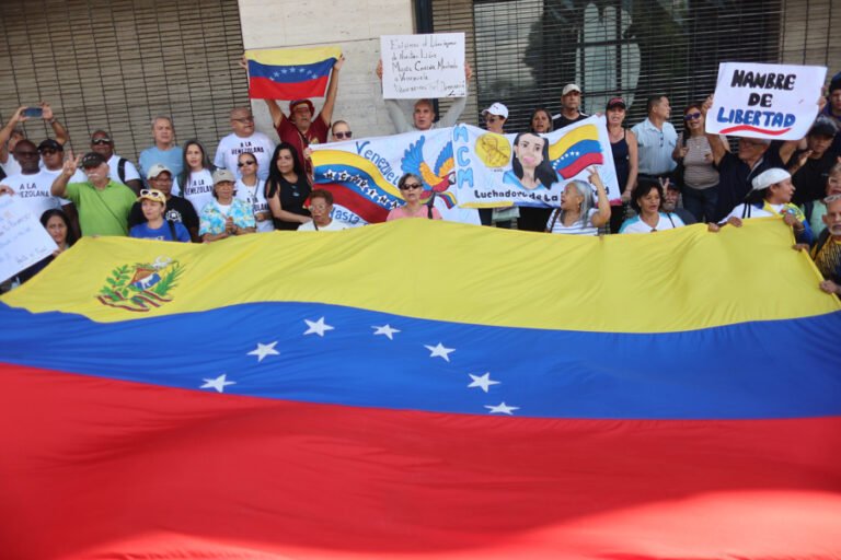 Opositores exigen que se permita el regreso de Machado