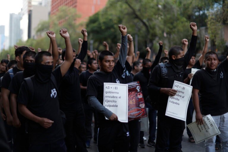 Padres de los 43 marchan tras 12 años de la desaparición