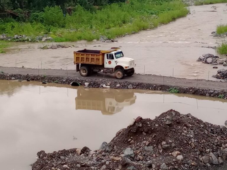 Se mantiene paso provisional sobre el río Claro en Tepehuacán de Guerrero