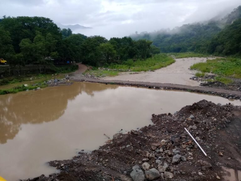 Mantenimiento del paso provisional sobre el río Claro en Tepehuacán de Guerrero