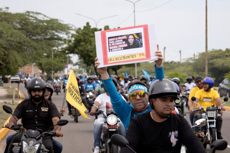 Caravanas opositoras piden el regreso de María Corina Machado