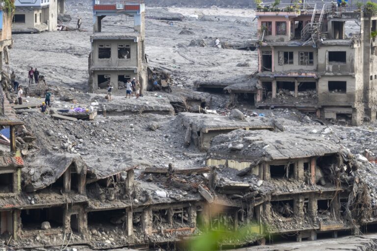 Nepal eleva a mil 355 los muertos; mantiene 5 mil desaparecidos