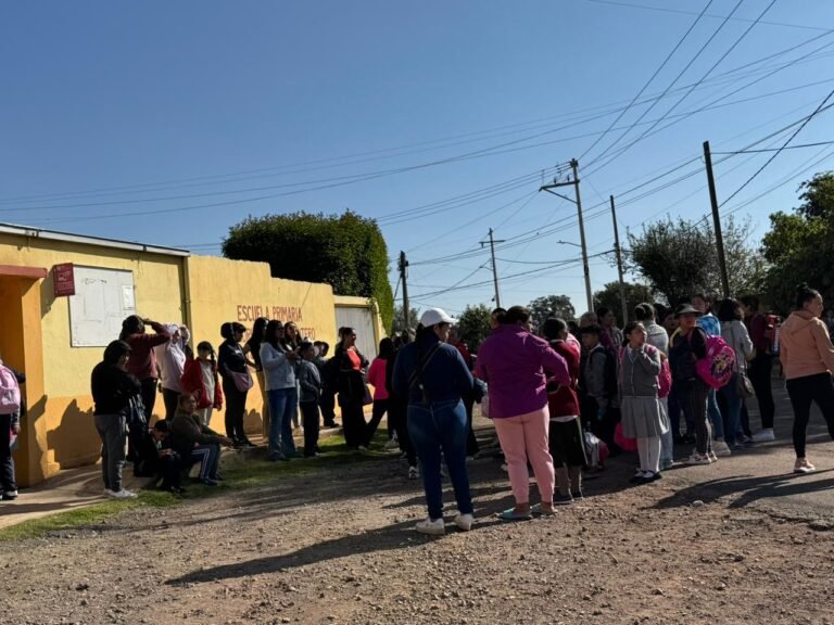 Advierten padres de familia con bloquear carretera Pachuca-Tulancingo