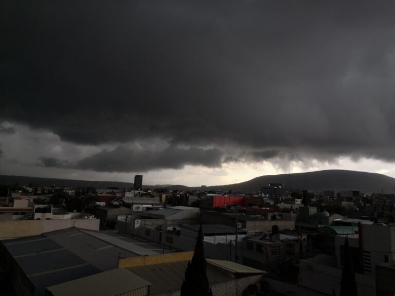 Inundaciones y tráfico por intensa lluvia