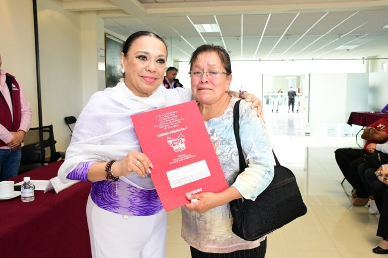 Familias del Paraiso, La Industrial y Ahuehuetitla reciben escrituras fortaleciendo su seguridad patrimonial