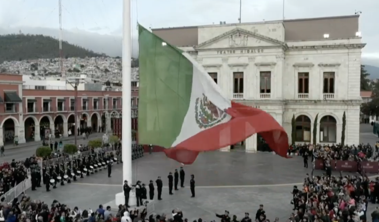 Realizan arriado de la Bandera Nacional en Plaza Juárez