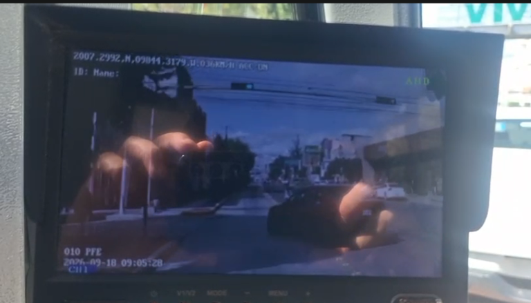 Vehículo se da a la fuga tras provocar percance con unidad de transporte público en avenida Juárez